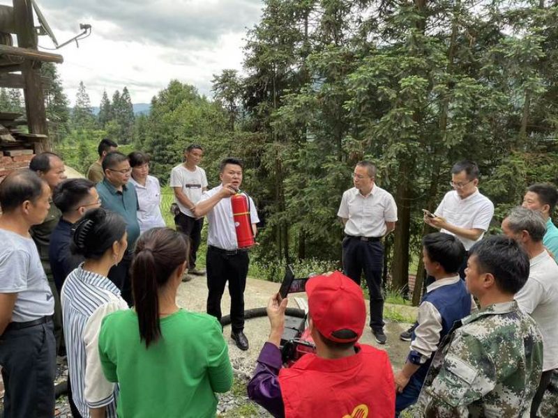 无人机全景测绘及红外侦查、搜救机器人辅助侦查、红外热像仪内攻搜救、MESH自组网系统通讯搭建、人员自动定位系统、远程供水车组不间断供水以及各类先进的战勤保障车辆装备