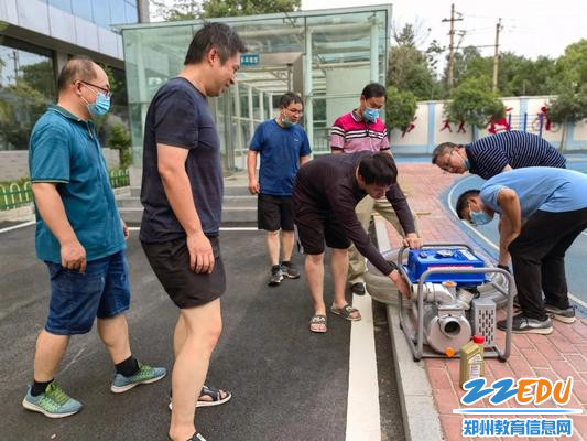 消防队员们不仅讲解了农村常见的火灾隐患及扑救方法